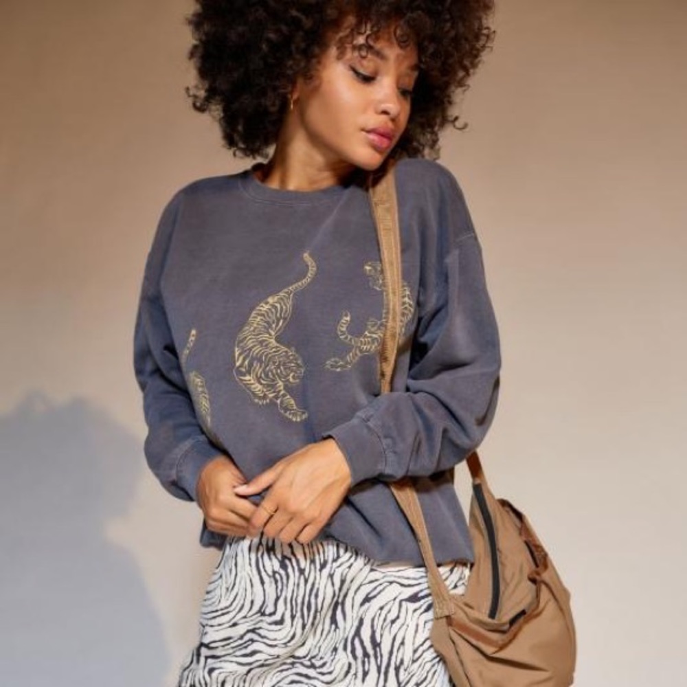urban outfitters crewneck size l/xl